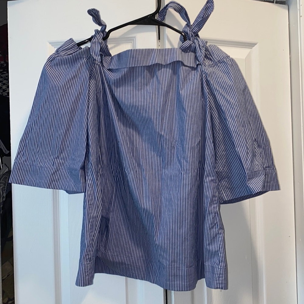 Brand - Banana Republic. Size - L. Color - blue/white stripes